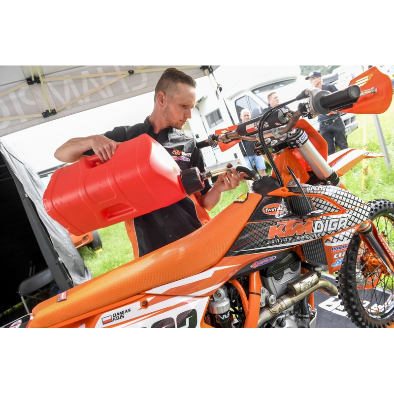 Utility can POLISPORT PROOCTANE 20 l with standard cap + 250 ml mixer + hose clear red