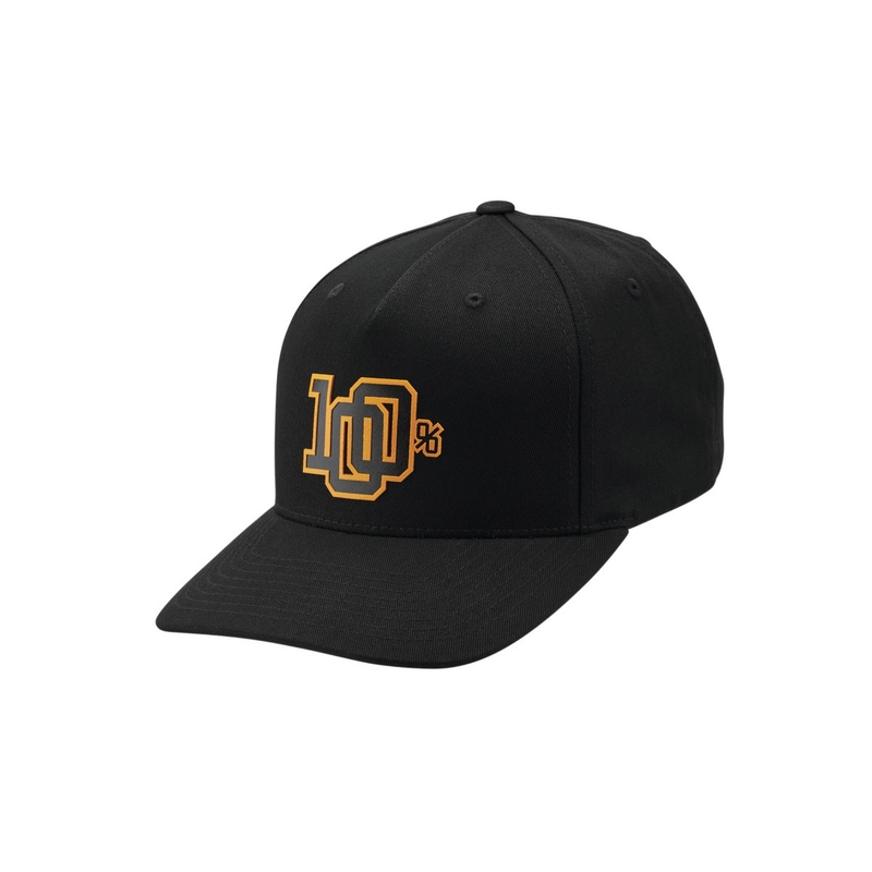 Czarna czapka typu snapback, wykonana w 100% z materiału Varsity
