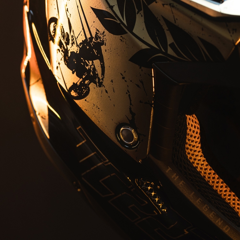 Kask motocrossowy Airoh Aviator 3.0 "TC 222 THE LEGEND" czarno-złoty