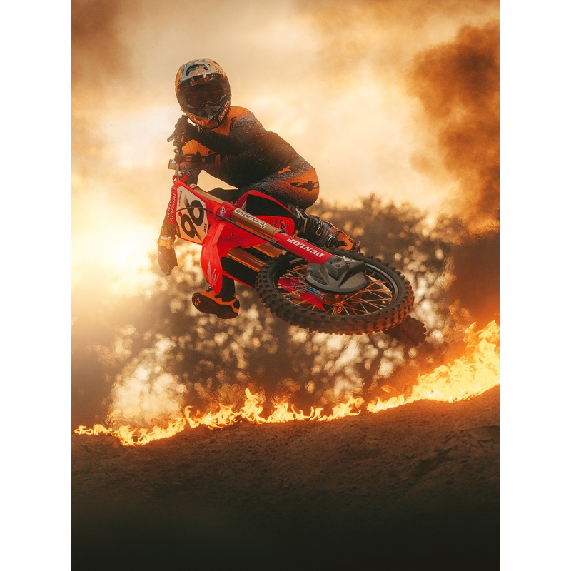 Kask motocrossowy Alpinestars Supertech S-M10 w limitowanej edycji Black Hole w kolorze czarnym