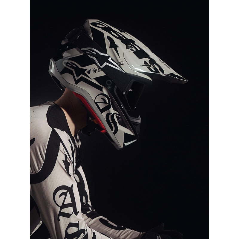 Kask motocrossowy Alpinestars Supertech S-M7 w limitowanej edycji Wolf Dust sand-black