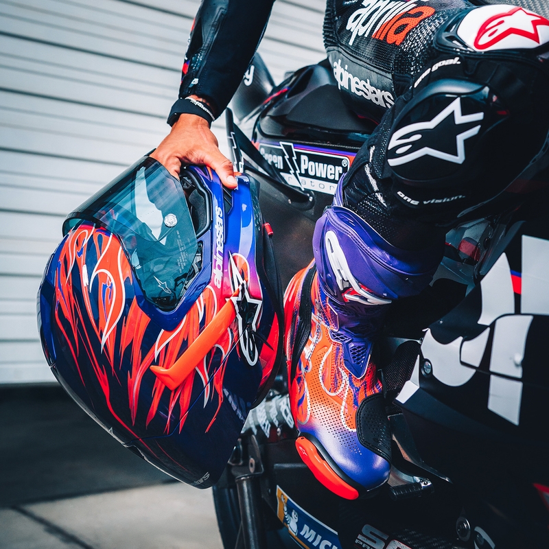 Kask motocyklowy integralny Alpinestars Supertech R-10 Flyte Limited Edition Jorge Martin w kolorze fioletowo-czerwonym