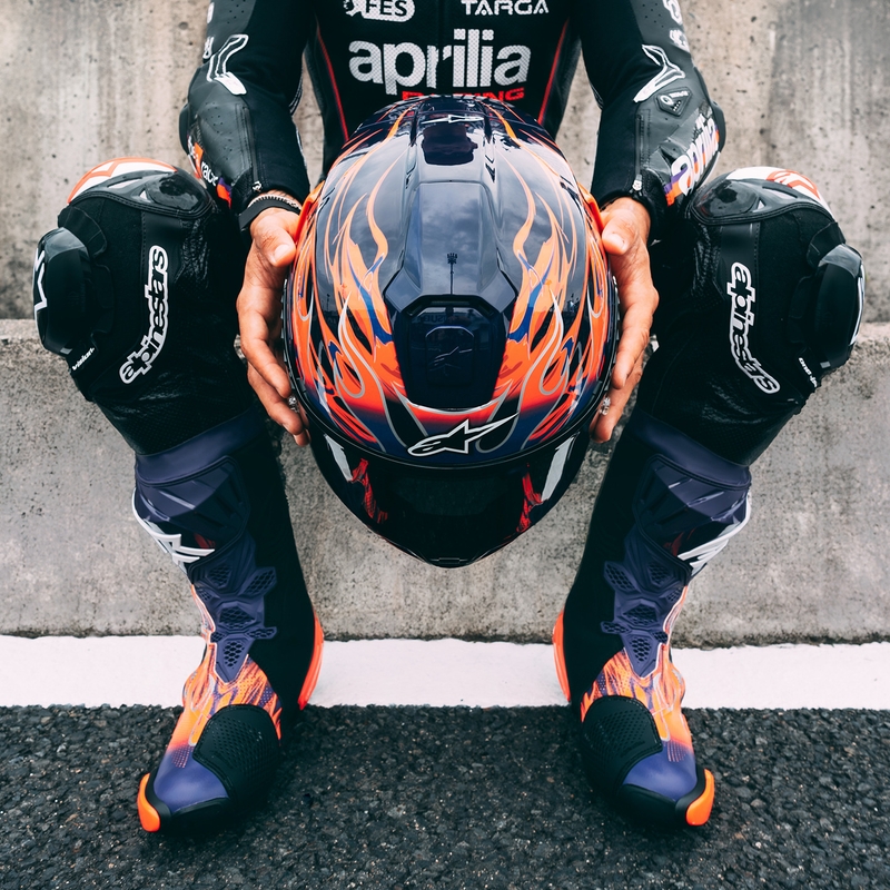 Kask motocyklowy integralny Alpinestars Supertech R-10 Flyte Limited Edition Jorge Martin w kolorze fioletowo-czerwonym