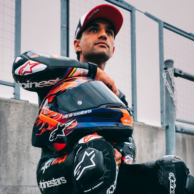 Kask motocyklowy integralny Alpinestars Supertech R-10 Flyte Limited Edition Jorge Martin w kolorze fioletowo-czerwonym