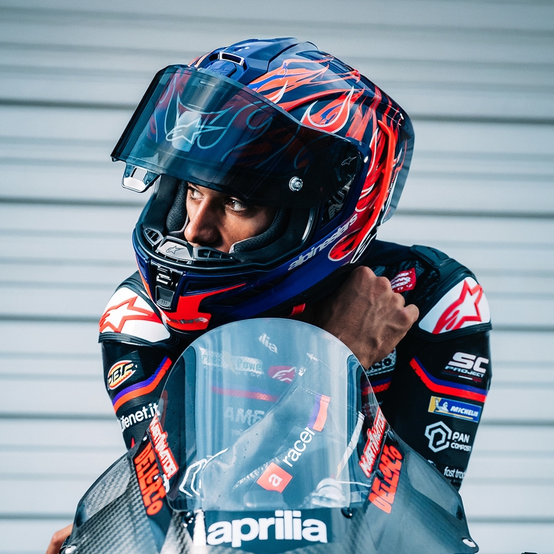 Kask motocyklowy integralny Alpinestars Supertech R-10 Flyte Limited Edition Jorge Martin w kolorze fioletowo-czerwonym