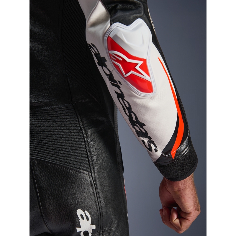 Jednoczęściowy skórzany kombinezon motocyklowy Alpinestars GP TECH V5 w kolorze czarno-biało-fluo-czerwonym