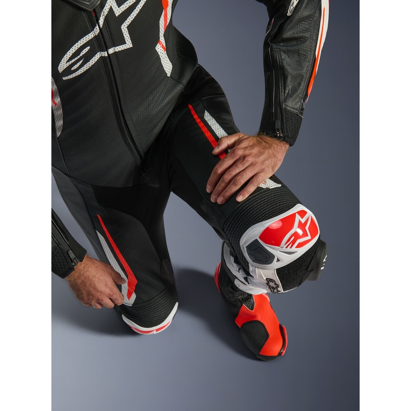 Jednoczęściowy skórzany kombinezon motocyklowy Alpinestars GP TECH V5 w kolorze czarno-biało-fluo-czerwonym