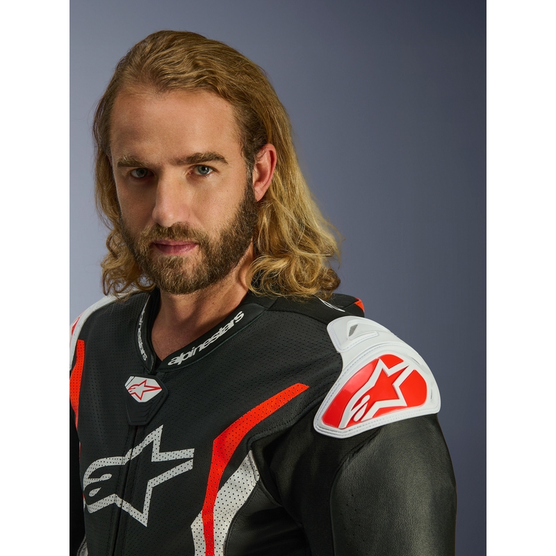 Jednoczęściowy skórzany kombinezon motocyklowy Alpinestars GP TECH V5 w kolorze czarno-biało-fluo-czerwonym