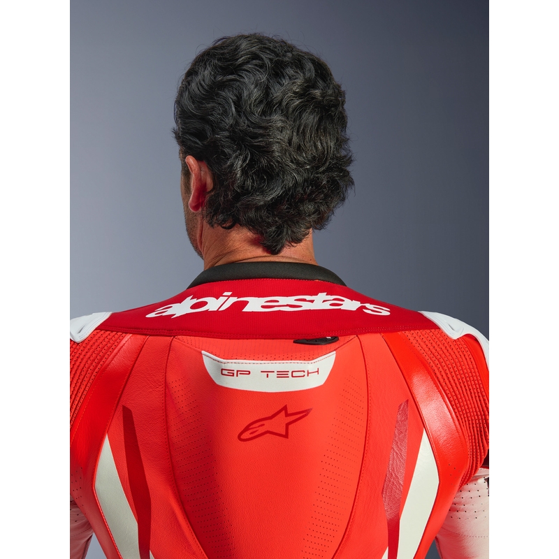 Jednoczęściowy skórzany kombinezon motocyklowy Alpinestars GP TECH V5 w kolorze czerwono-czerwono-białym fluo