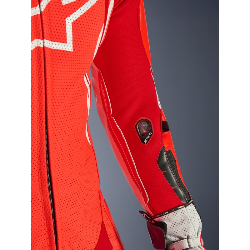 Jednoczęściowy skórzany kombinezon motocyklowy Alpinestars GP TECH V5 w kolorze czerwono-czerwono-białym fluo