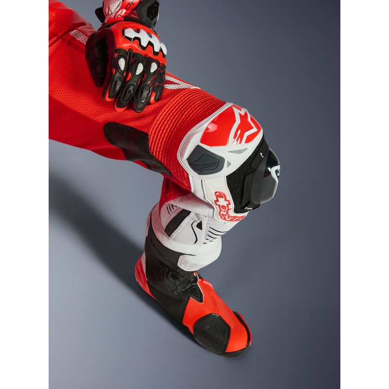 Jednoczęściowy skórzany kombinezon motocyklowy Alpinestars GP TECH V5 w kolorze czerwono-czerwono-białym fluo