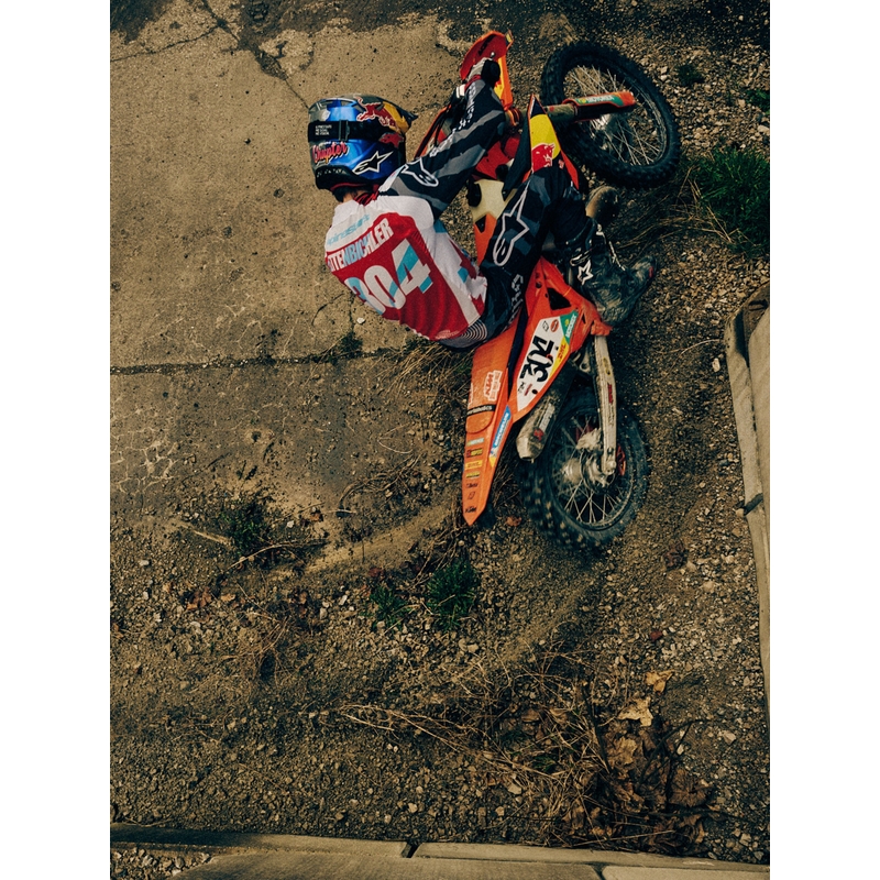 Kask motocrossowy Alpinestars Supertech S-M7 w limitowanej edycji Beast Coast w kolorze szaro-czarno-pomarańczowym